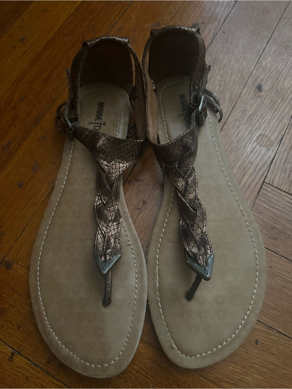 Minnetonka Sandal Women's 10M Fiesta Thong Flat T-Strap brown Copper metallic